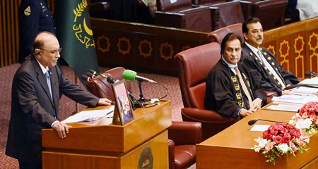 Islamabad 18-04-2024:President of the Islamic Republic of Pakistan Asif Ali Zardari addressing the Joint Sitting of Parliament while Speaker National Assembly Sardar Ayaz Sadiq presiding the session in Parliament House.
